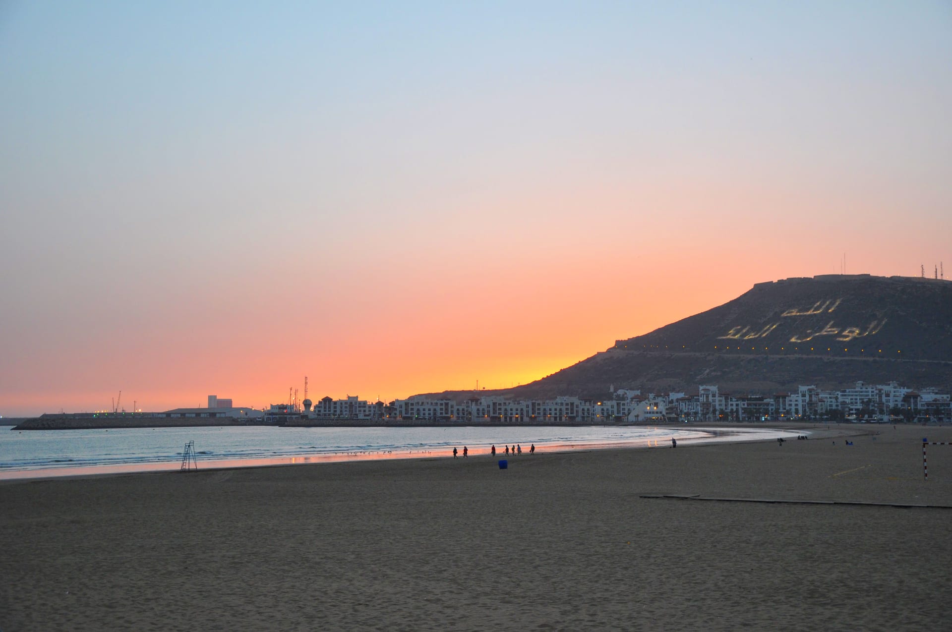 La plage d’Agadir au coucher du soleil, sous la colline de l’ancienne kasbah