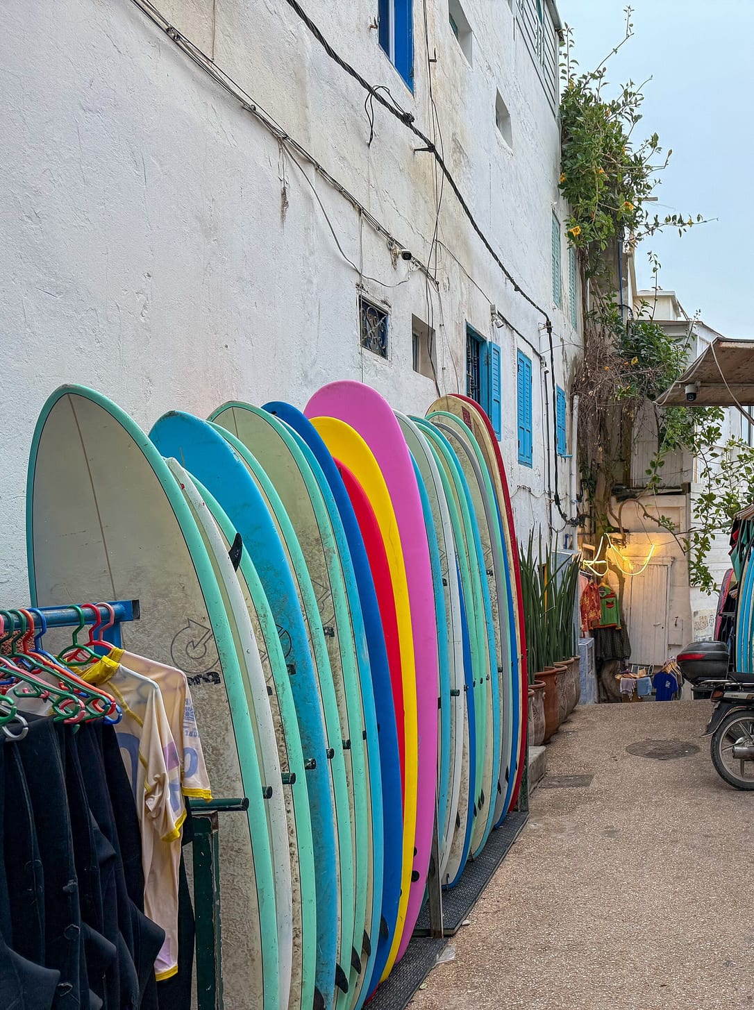 Des planches de surf dans une ruelle